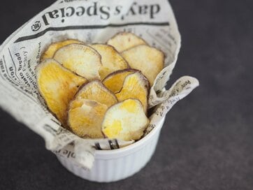 サツマイモでつくる「罪悪感のない」ヘルシーチップス。油を使わなくてもパリッと仕上がる