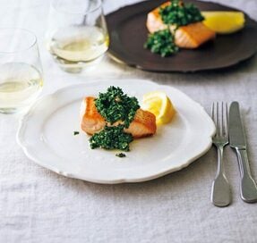 ビストロ風サーモンステーキ。たっぷりパセリをソースにして免疫力アップ