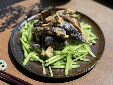 レンチン3分＆あえるだけ！「とろっとナスのバンバンジー風サラダ」レシピ。ゴマダレがやみつきに