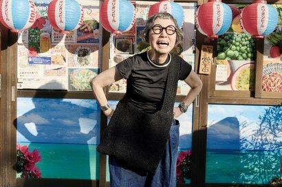 75歳、白髪染めをやめて気づいた「老けて見えないコツ」。服は“元気に見える”色と形を選ぶ