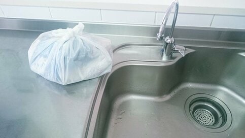 夏の生ゴミ臭に。新聞紙より「防臭袋」で解決できた