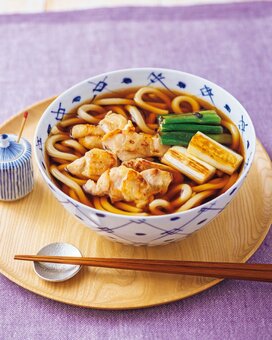 手軽な鶏肉でなんちゃって鴨南蛮うどん。焼き目をつけて香ばしく