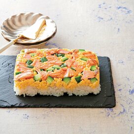鮭と卵の華やかおすし。バットを使って不器用さんでも失敗なし