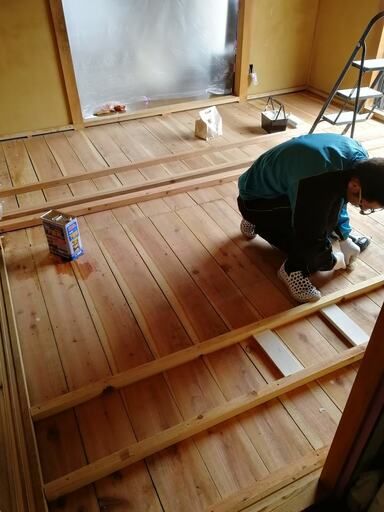 角材を一定間隔にビスで止め、間に断熱材を入れる