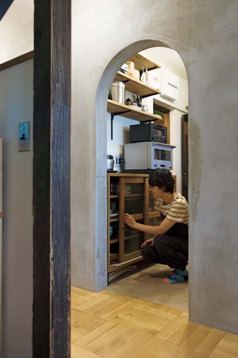 アーチ型の垂れ壁ごしに見たキッチン