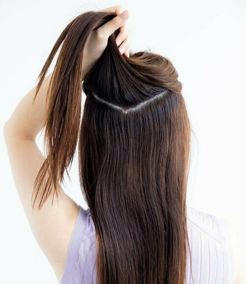 髪の毛を持ち上げる