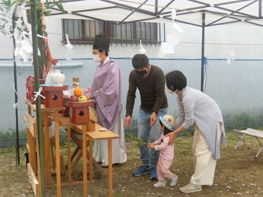 地鎮祭で祈願する施主の家族