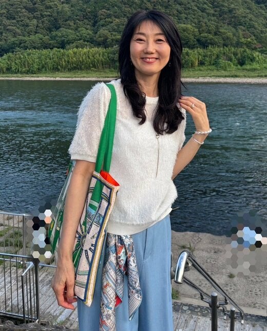 スカーフを身につけた若松さん