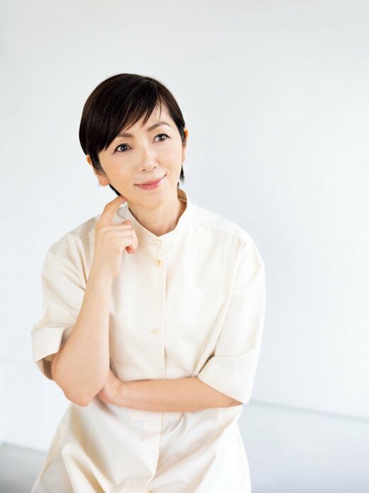 考えるポーズの満里奈さん