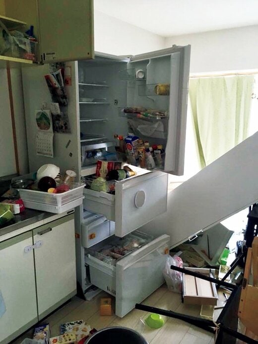 地震の揺れで中のものが飛び出た冷蔵庫