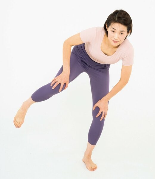 間違った姿勢をとる女性