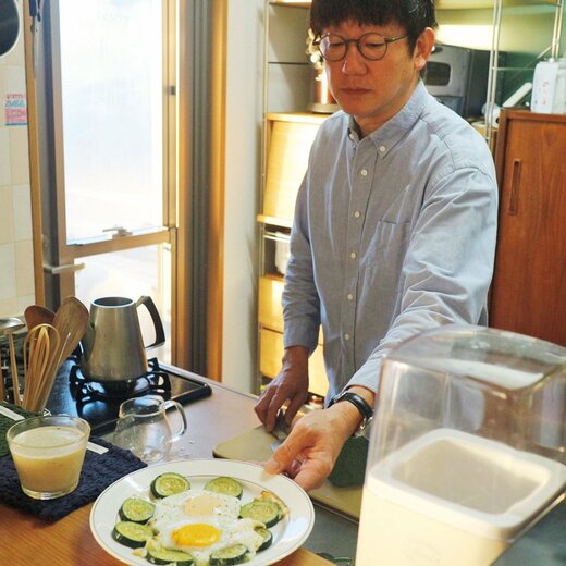 料理をする男性