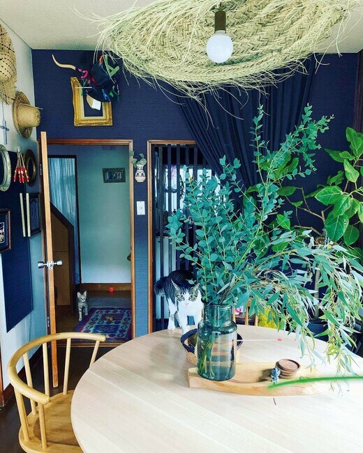 テーブルに置いたユーカリ