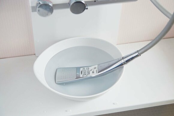 シャワーヘッドの穴の部分の水アカを取る