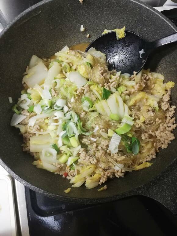 フライパンにお肉と白菜とはるさめ