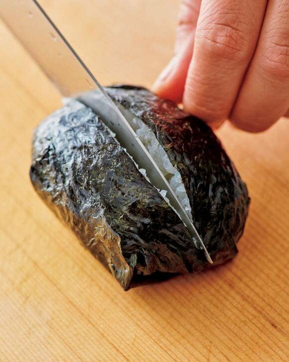 包丁で半分に切る