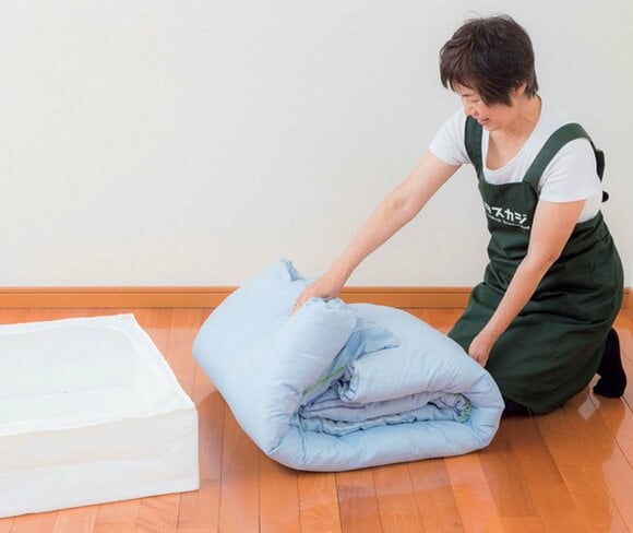 女性お布団を畳む