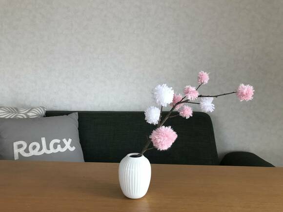 枝の下の方が大きいポンポン、上の方に小さいポンポンをつけるとバランスがいいですよ