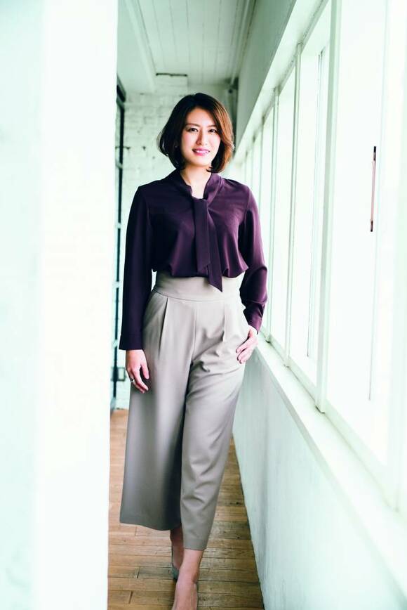 紫の服を着る女性