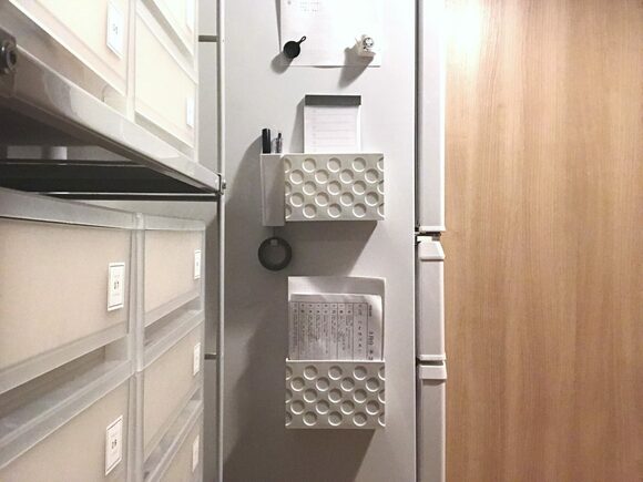 賞味期限チェックのために、マスキングテープとペンをセットで