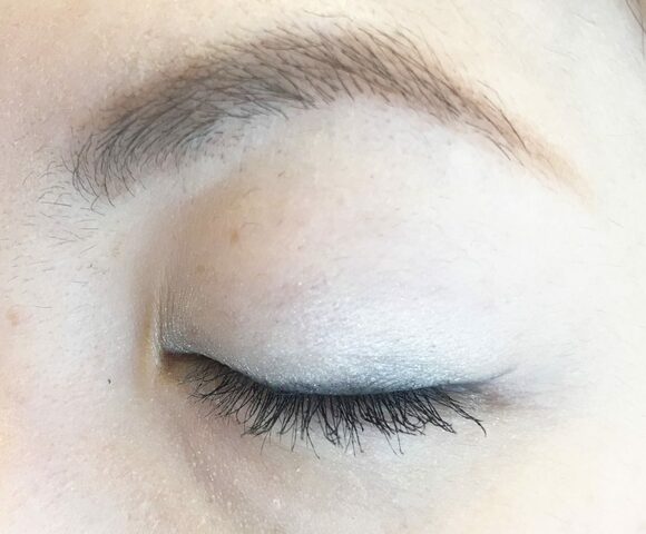 目のまわりがぱっと明るく!ブライトアップアイシャドウ