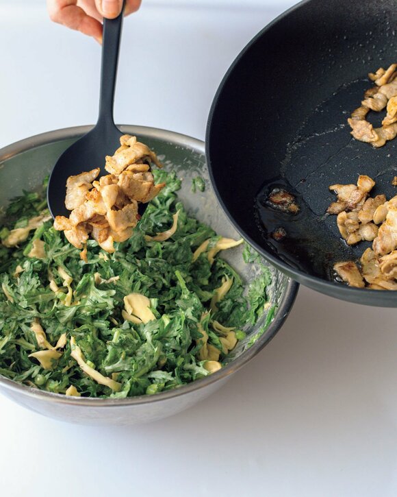 フライパンからボウルにお肉をいれる