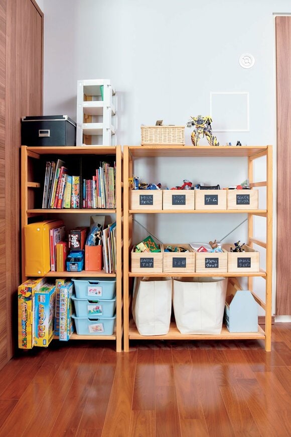 棚2つにオモチャなど