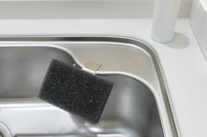 水キレの良いスポンジホルダーに横にスポンジ