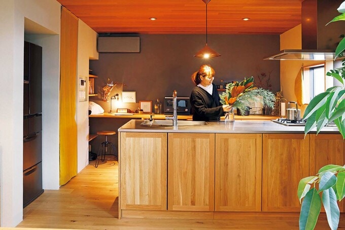 「キッチンは絶対に木製にしたい」という妻の希望で、無垢材キッチンで人気のウッドワン「スイージー」を採用。