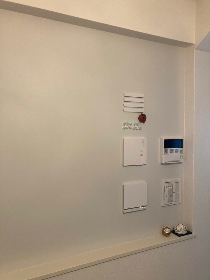 マグネットクロスが貼ってあるニッチの壁