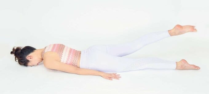 うつ伏せで片足上げる