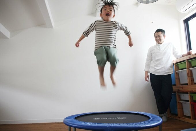 屋根裏部屋でトランポリン