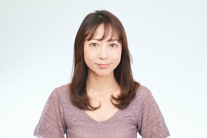 髪を巻いた女性