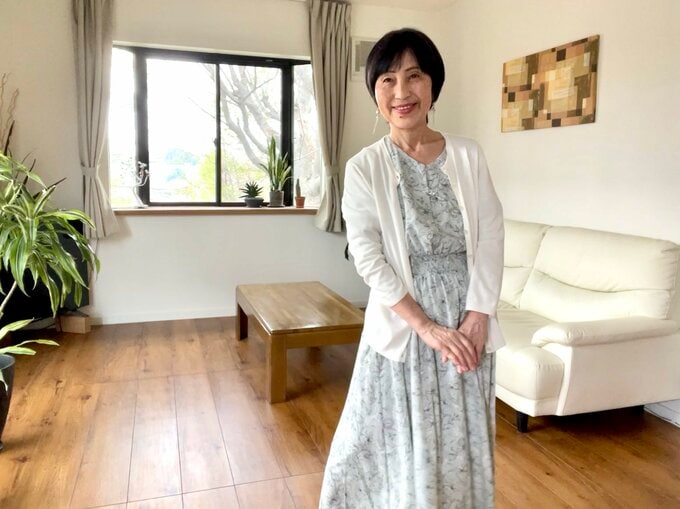 ベージュのカーディガン×花柄ワンピース