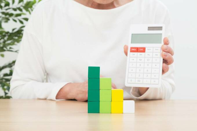 電卓を持つ様子