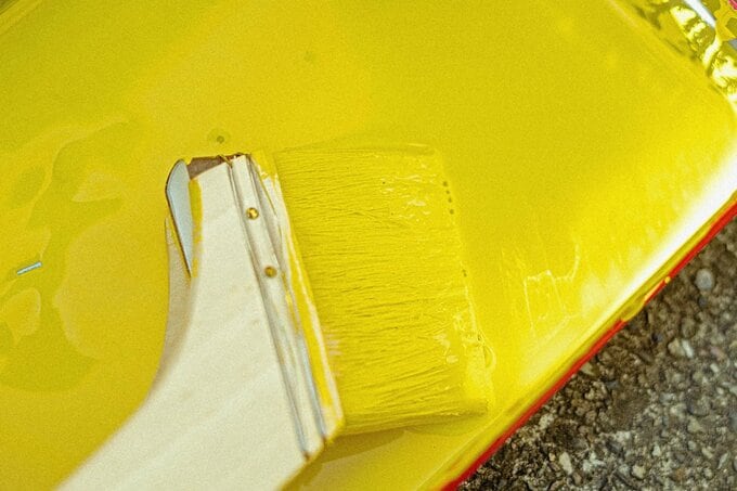 ペンキを塗る様子