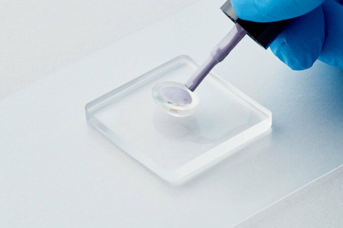 カラーのジェルネイルを塗ってLEDライトを照射する