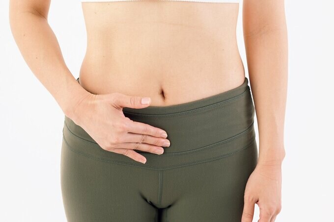 関元のツボを押す動作