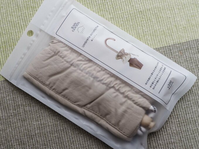 「傘シュシュ(330円)」カラー:ベージュ、チャコールグレーの2色展開、素材:表地 ナイロン100%、裏地 ポリエステル85%、ナイロン15%、サイズ(約):縦10×横14cm