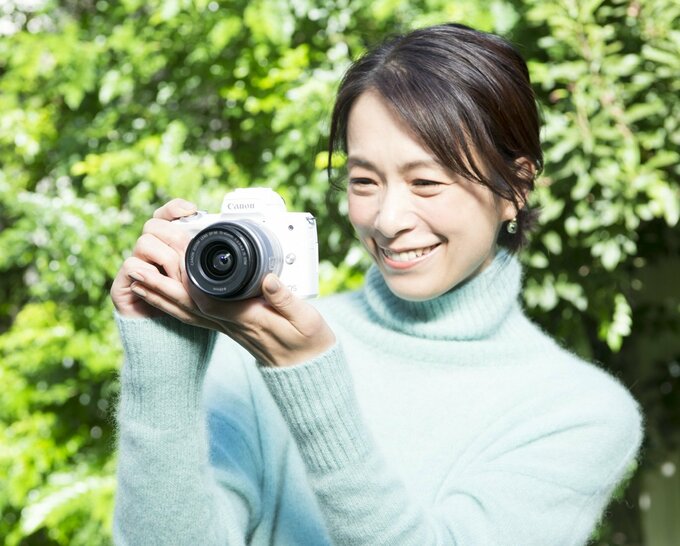 カメラを持っている女性。