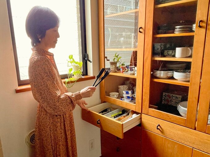 食器棚の前に立つライフさん