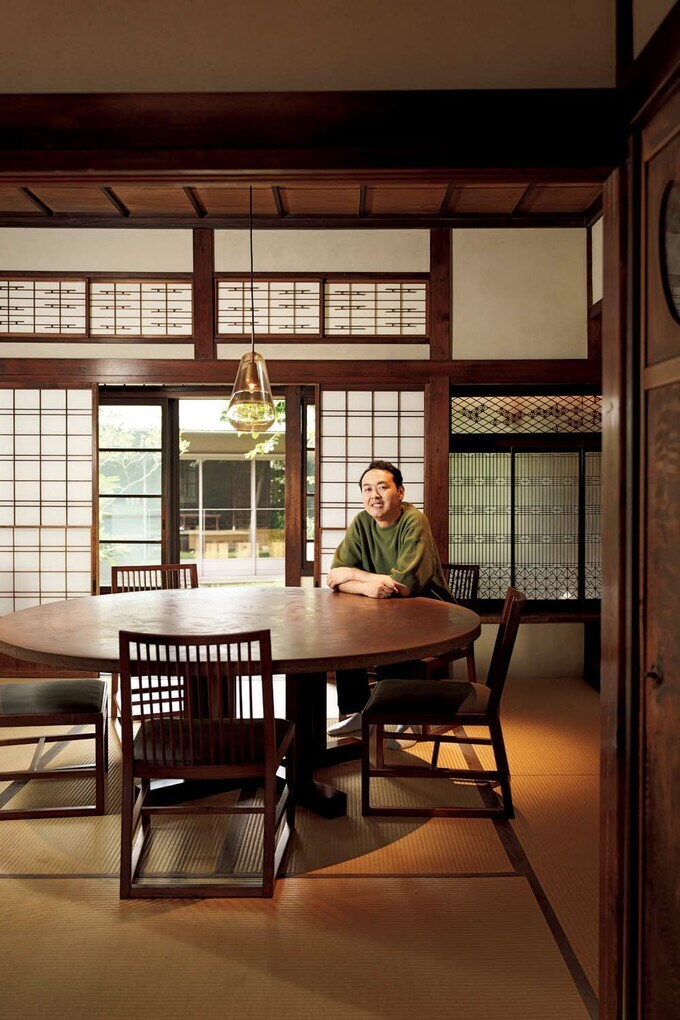 最大8人まで座れる円卓のある部屋