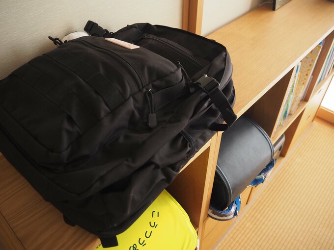 スタッキングシェルフの上に置いてあるリュック