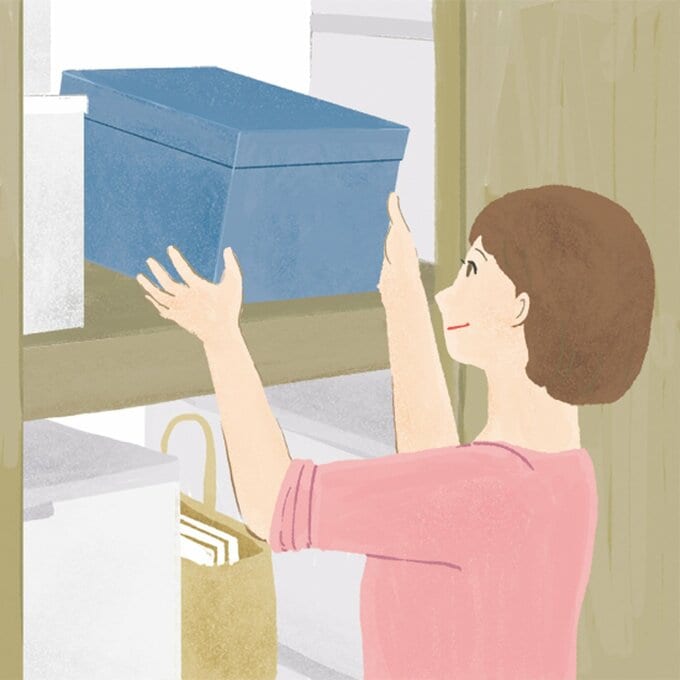 棚の整理整頓をする女性のイラスト