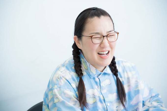 目をつむる女性