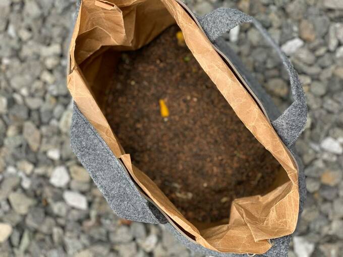 コンポスト基材を入れる