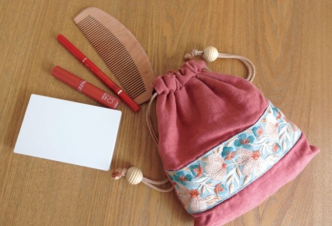 並べられたポーチとくし、コスメ、鏡
