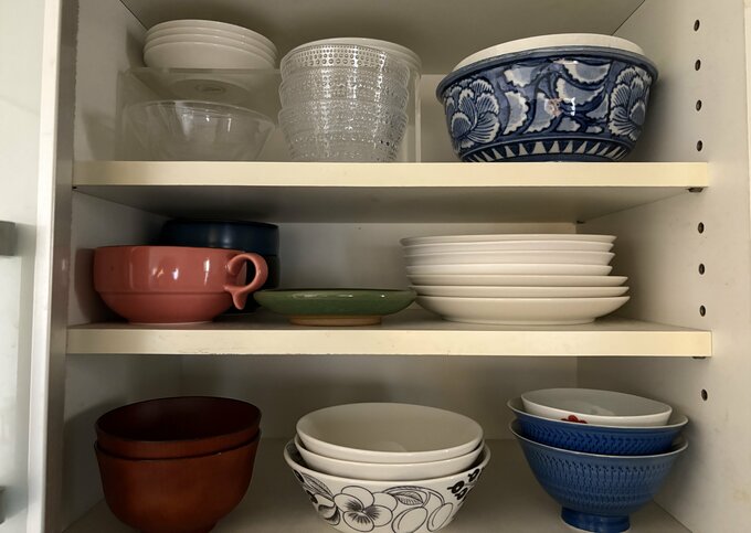 最近帰省したとき、母からもう使わないと言った食器をもらってきました。食器棚に入る量だけを意識