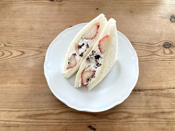 白皿にイチゴとチョコの生クリームサンド