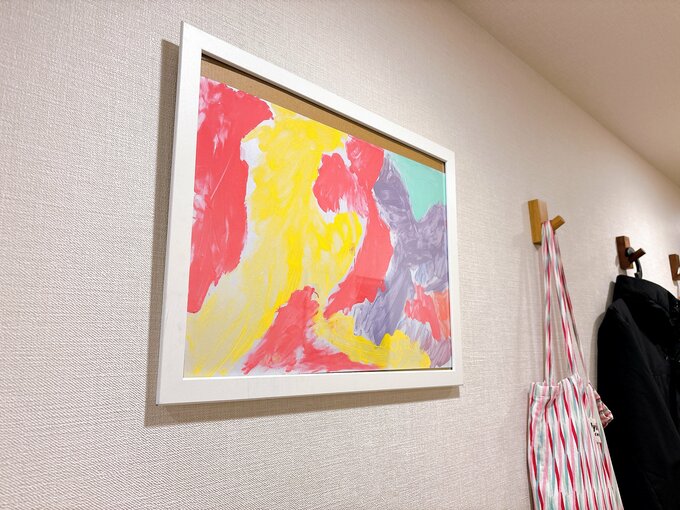 額縁に入れて飾られた子どもの作品